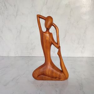 Statue de yoga en bois au fini naturel pour la décoration d'étagères, de salons et de studios de bien-être - Product Image 1