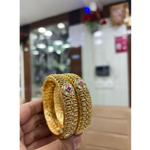 Atractivo juego de dos brazaletes de latón chapado en oro de primera calidad para mujer, colección para bodas. - Product Image 1