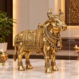 Statue de taureau Nandi en laiton orné, sculpture décorative religieuse faite à la main pour temple, design contemporain, figurine de table pour mariage et Diwali - Product Image 2