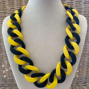 Collar de cadena acrílica mate amarillo y negro, gargantilla de resina gruesa con eslabones, joyería llamativa para mujer, pieza decorativa para el cuello. - Product Image 1