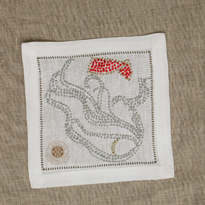 Serviette de cocktail brodée sophistiquée, durable et réutilisable, idéale pour les mariages, les fêtes et les tables raffinées. - Product Image 1