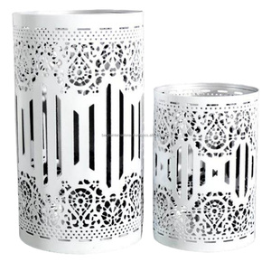 Juego de candelabros votivos de hierro redondos decorativos para el hogar de 2 piezas con revestimiento de polvo blanco terminado para decoración de iluminación - Product Image 1