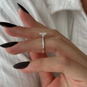 Anillo Solitario Delgado Minimalista con Diamante Cultivado en Laboratorio de 1 Quilate, Corte Cojín Alargado, E VVS2, Certificado IGI - Product Image 2