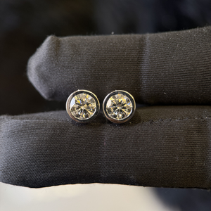 ต่างหูเพชรทรงกลม 1.50 กะรัต ตัวละ 14K ทองคำขาว ประดับแบบ Bezel Setting เครื่องประดับเจ้าสาวที่ได้รับการรับรอง - Product Image 2