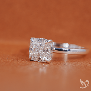 แหวนเพชรทรงคุชชั่น 2 กะรัต ได้รับการรับรองจาก IGI เพชรเพาะเลี้ยง แหวนทองคำขาว 10K แบบคลาสสิกสำหรับหมั้น - Product Image 3