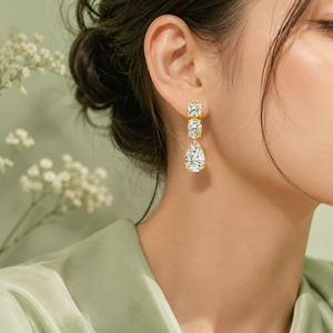 Boucles d'oreilles pendantes en diamant cultivé en laboratoire, or 14 carats |   Coussin ovale à trois pierres de forme poire |   Clarté VVS-VS, longueur 21 mm |   Luxe Raffiné - Product Image 2