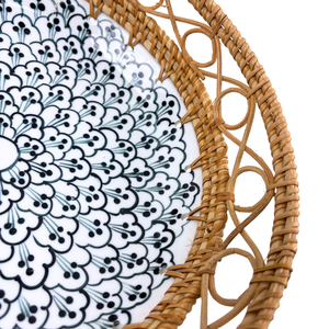 Plat de service en céramique rond fait main motif floral noir écologique avec bord tissé en rotin pour décoration de maison ou de fête - Product Image 3