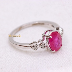 แหวนหมั้นเพชรเม็ดเดี่ยวประดับทับทิมทรงรีธรรมชาติ ทองคำขาว 14K แท้ ขายส่ง Memoria Jewels - Product Image 3