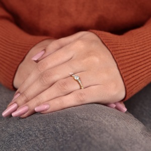 แหวนหมั้นเพชรทรงเอเมอรัลด์คัท ผลิตในห้องปฏิบัติการ ทอง 14K ดีไซน์เรียบหรู แหวนแต่งงานแบบเรียบง่าย วงแหวนบางเฉียบ แหวนสัญญา หรูหรา รับรองคุณภาพ - Product Image 4
