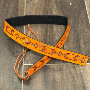 Bande de chapeau en cuir véritable faite à la main avec accessoire de chapeau de cowboy réglable de conception occidentale en relief pour feutre de paille et chapeaux à large bord - Product Image 4