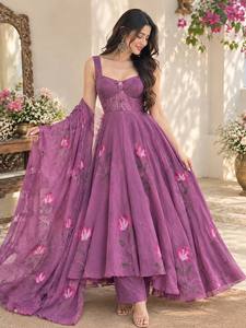 Conjunto Sharara con estampado floral morado con blusa sin mangas y dupatta para mujer - Product Image 6