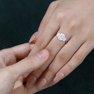 Conjunto nupcial Incoloro Corte radiante Moissanite Aniversario Tres piedras Conjunto de cuatro puntas Anillo de diamantes - Product Image 2