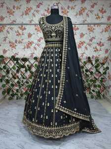 Conjunto de Lehenga de Crepé de Seda de Diseñador con Hermoso Bordado, Trabajo Dori y Trabajo de Lentejuelas Pesadas, con Blusa y Dupatta - Product Image 4