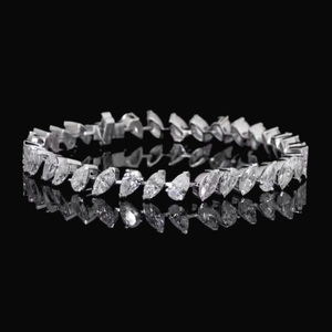 Bracelet tennis de luxe pour femme en or blanc 2 carats, taille marquise - Product Image 2