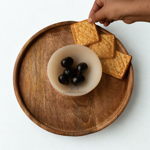 Plato de madera para chips y salsa con sección integrada para la salsa |   Tabla de Madera Natural para Servir Bocadillos y Aperitivos - Product Image 2