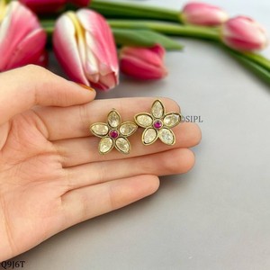 Magnifiques boucles d'oreilles clous vintage plaquées or, motif floral, style marquise, classiques et tendance, pour femme, idéales pour mariage et occasions spéciales - Product Image 2