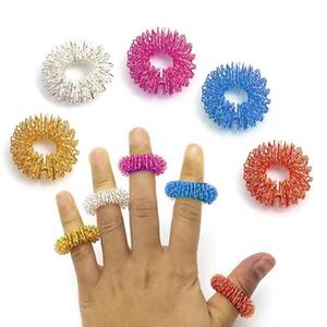Anneaux de massage d'acupression Sujok en gros pour relaxer vos doigts, couleurs assorties, anneaux sensoriels à picots pour les doigts - Product Image 4