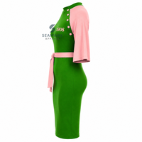 Alpha |   Kapa |   Robe moulante mi-longue Alpha pour femme, vert et rose contrastés, avec manches cape, détails boutonnés et ceinture ajustée à la taille