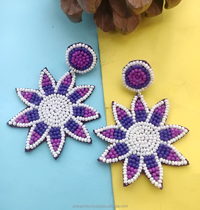 Boucles d'oreilles pendantes fleur violettes faites à la main, broderie de perles de rocaille, bijoux fantaisie, accessoires perlés classiques et colorés, vente en gros pour fêtes - Product Image 5