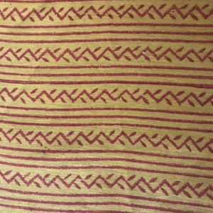 ผ้าฝ้ายพิมพ์ลายบล็อกอินเดีย ลายเรขาคณิตซิกแซกสีน้ำตาลแดงบนพื้นสีมัสตาร์ด - Product Image 2