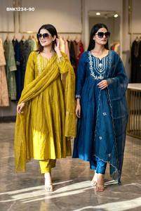 Última Colección, Nueva Variedad de Conjuntos de Kurti-Pant y Dupatta de Seda Chanderi con Bordado en Línea A, Moda Femenina de Fabricante - Product Image 2