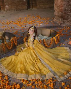 Salwar Kameez traditionnel indien en soie lourde brodée, coupe ajustée, avec dupatta de créateur, manches longues, prêt-à-porter - Product Image 3
