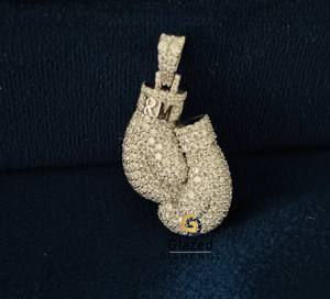 Exclusivo colgante de guantes de boxeo unisex de plata de ley 925, chapado en rodio, de alta calidad, con diamantes de moissanita. - Product Image 1