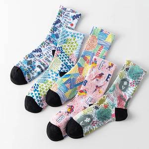 Calcetines Deportivos Unisex Coloridos con Diseño de Cuadros Morados, Tejido con Diseño Desgarrado - Cómodos y Elegantes - Product Image 1