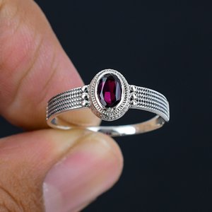 Bague bohème artisanale pour femme avec grenat rouge naturel, en argent sterling 925 massif, pierre précieuse ovale élégante, idéale pour un cadeau, au prix d'usine - Product Image 2