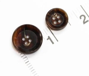 Bouton 100% poli en corne de buffle marron à quatre trous, imitation artisanale écologique de style antique, Uttar Pradesh, pour vêtements et décoration intérieure - Product Image 3