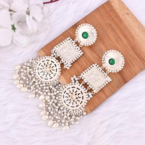 Boucles d'oreilles pendantes ethniques en argent allemand avec onyx vert, Kundan et perles - Product Image 4