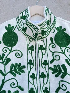 Veste courte ethnique en coton blanc brodée Suzani bohème pour femme, motif floral vert - Product Image 2