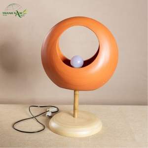 โคมไฟตั้งโต๊ะไม้ไผ่สานทำมือ ดีไซน์คลาสสิก เป็นมิตรกับสิ่งแวดล้อม เหมาะสำหรับเป็นของขวัญทางธุรกิจ จากบริษัท เทนห์ นาม อาร์ตส์ จีเอสซี - Product Image 5