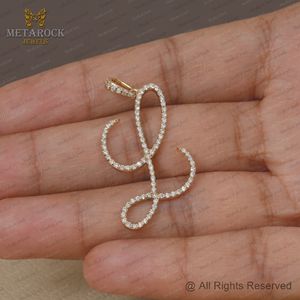 Colgante de Oro Amarillo de 14k con Diamante Natural Pavé y Letra Inicial L Cursiva Grande, Joyería Fina Hecha a Mano, Venta al por Mayor - Product Image 5