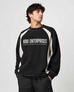 เสื้อสเวตเชิ้ตคอกลมสีขาวสำหรับผู้ชาย แบรนด์ KRU ทรงปกติ พิมพ์ลายโลโก้ ดีไซน์ลำลอง สวมใส่สบาย เหมาะสำหรับฤดูหนาว เป็นมิตรต่อสิ่งแวดล้อม ระบายอากาศได้ดี - Product Image 3