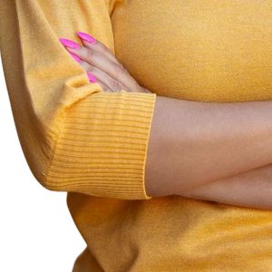 Suéter de Invierno Dorado de Manga Larga para Mujer, Top de Punto con Letras Bordadas, Prenda Premium, Elegante, Casual, con Logotipo Frontal - Product Image 4