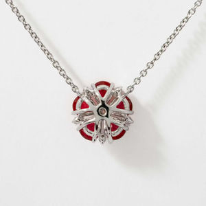 Hermoso Collar con Colgante de Flor Delicado de Oro Blanco Sólido de 14K con Rubí en Forma de Pera de 1.29ct, Diamante Cultivado en Laboratorio, Corte de Lujo, Certificado por IGI - Product Image 3