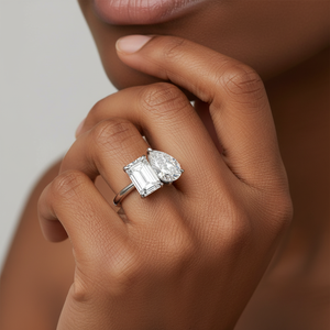 Anillo de Compromiso Abierto de Oro de 18K de Moda con Diamantes Cultivados en <span class=keywords><strong>Laboratorio</strong></span> de Corte Esmeralda de 1.5ct y Corte Pera de 1.5ct con Engaste de Puntas - Product Image 1