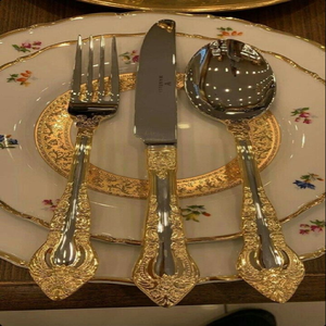 Cuillères et fourchettes simples en acier inoxydable sur un comptoir pour la cuisine, la table à manger et la décoration contemporaine des restaurants. - Product Image 5