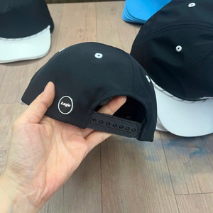 Casquette de baseball personnalisable avec broderie de logo sur patch, visière plate, non structurée, 5 panneaux, classique, snapback avec cordon - Product Image 2