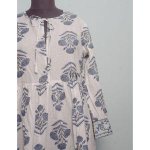 Vestido mini hecho a mano con estampado floral para mujer, manga 3/4, cuello alto, abotonado, cintura alta, estilo flare, vestido de verano con borde. - Product Image 4