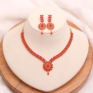 Elegante conjunto de joyería de coral, chapado en oro de 22 quilates, collar clásico de latón dorado para mujer, conjunto de joyería de coral de estilo artesanal. - Product Image 1