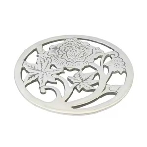 Sous-plat rond en métal doré orné de fleurs de lys, résistant à la chaleur, support pour casseroles et poêles, dessous de plat traditionnel, utilisation classique en cuisine - Product Image 2