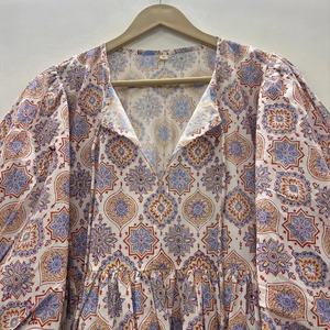 เดรสสั้นทรงทูนิค คอวี แขนสามส่วน แต่งระบายลูกไม้  ผ้าฝ้ายแท้ 100%  ลายพิมพ์ดอกไม้แบบแฮนด์บล็อก  ทำมือ เป็นมิตรต่อสิ่งแวดล้อม สีธรรมชาติ - Product Image 3