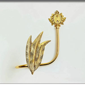 Gancho decorativo de pared con acabado dorado premium en forma de hoja de plumas para sujetar cortinas, ideal para sala de estar, dormitorio y ventanas de balcón. - Product Image 1