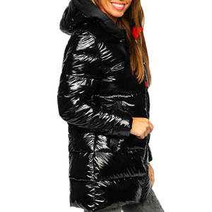 Veste matelassée à capuche pour femme en tissu brillant fabriquée au Pakistan, avec bavette personnalisée en tissu Oxford, logo personnalisé, garnissage en duvet fini - Product Image 2