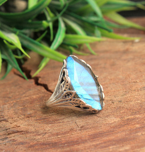 Bague en labradorite naturelle, argent sterling 925, faite à la main, labradorite bleue chatoyante, bague statement, filigrane vintage, bijoux bohèmes - Product Image 2