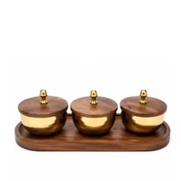 Organisateur de pots rustique en bois naturel avec support en fer noir et poignées latérales, servant de présentoir traditionnel pour confiseries du Ramadan et de bols à dattes