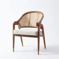 Fauteuil moderne en bois clair avec dossier en rotin, assise rembourrée, dossier incurvé et pieds élégants pour salle à manger, café, salon