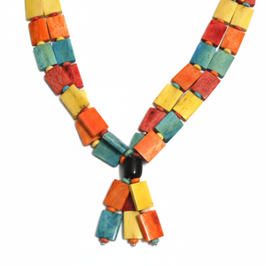 สร้อยคอทำมือจากกระดูกควายสามเส้น ดีไซน์ได้รับแรงบันดาลใจจากเวนิส พร้อมลวดลายเรขาคณิตสีสันสดใสและพู่ห้อยแสนเก๋ - Product Image 4